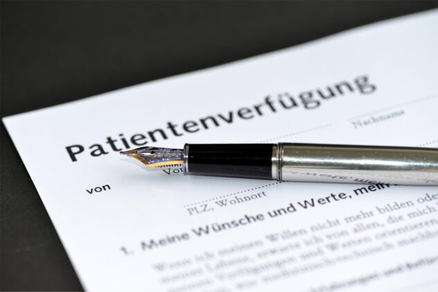 Nahaufnahme eines Dokuments mit der Überschrift 'Patientenverfügung' und einem Füllfederhalter darauf